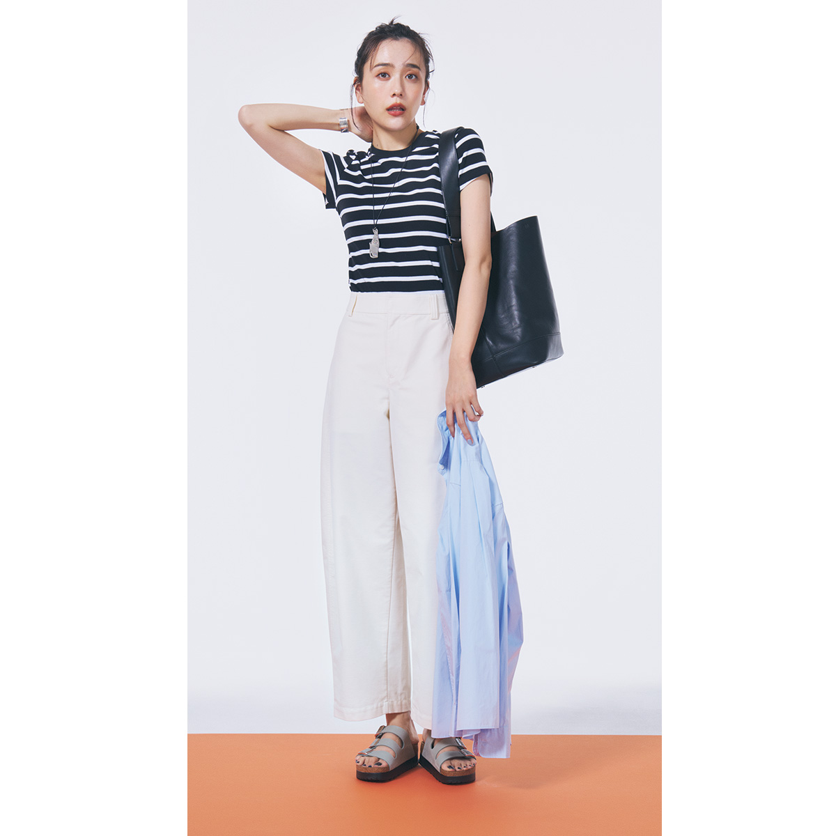 ユニクロボーダーTと太め白パンツのコーデ