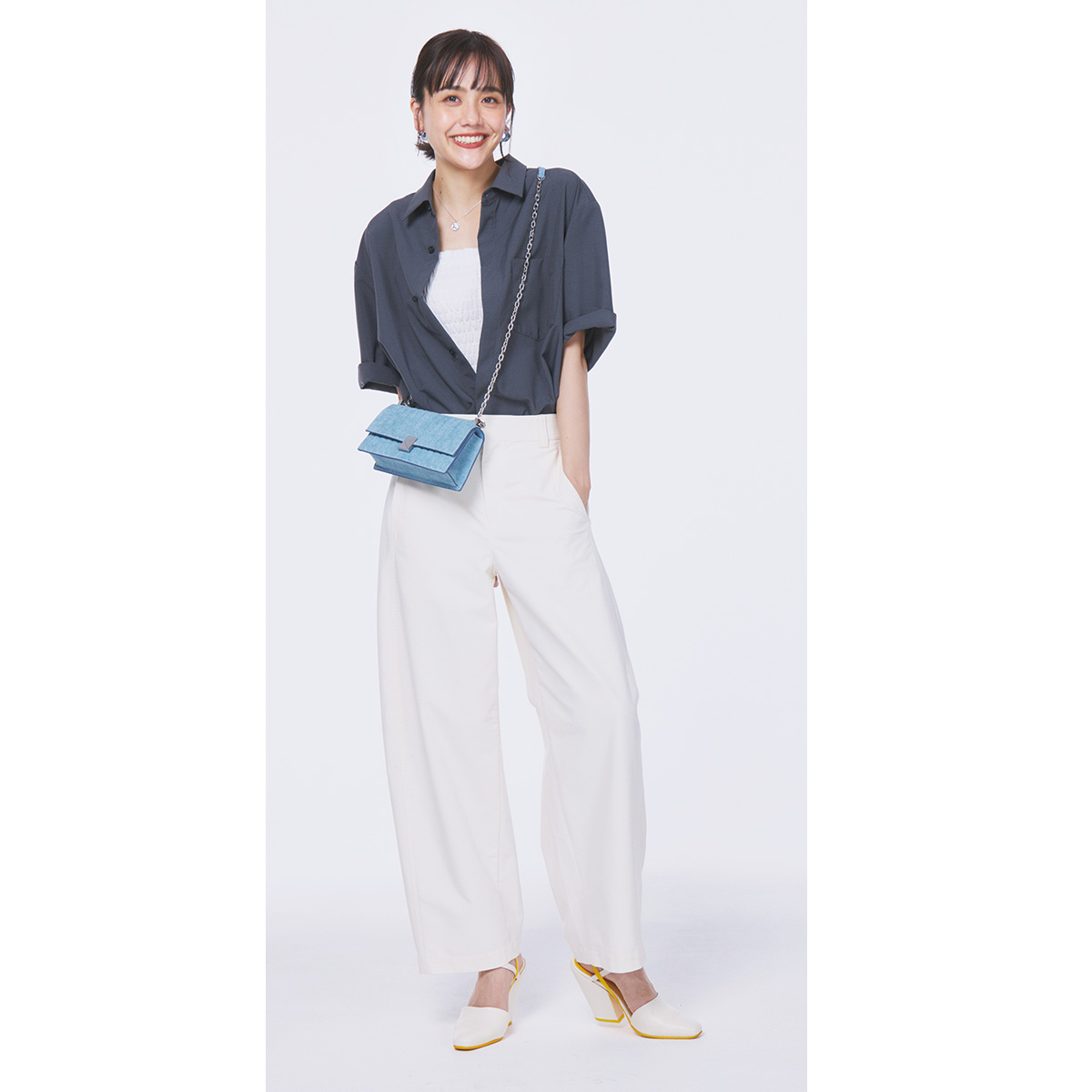 グレーの半袖シャツに白パンツのコーデ