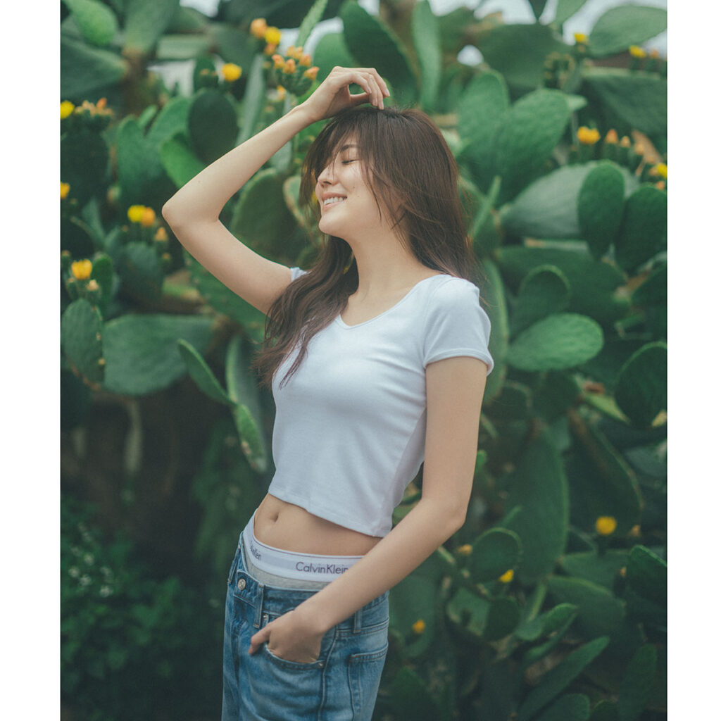 Tシャツとデニムのコーデ