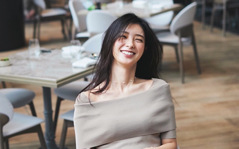 見せすぎないのがちょうどいい。大人の肌見せ、正解バランスは？