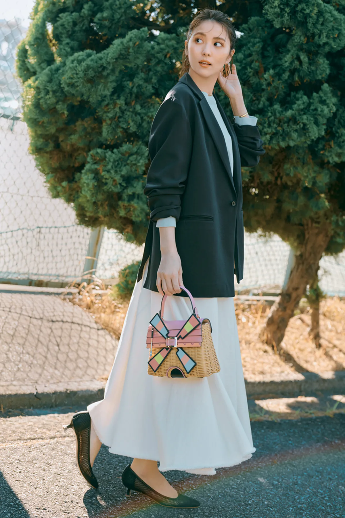 白のフレアスカート×ジャケットの石川 恋さん