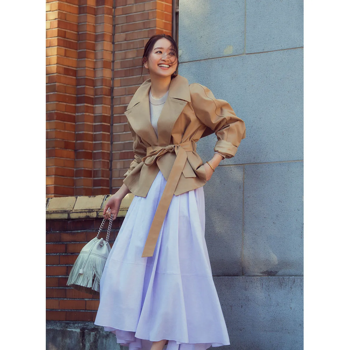 白のフレアスカート×ショート丈のトレンチコートの鹿沼憂妃さん