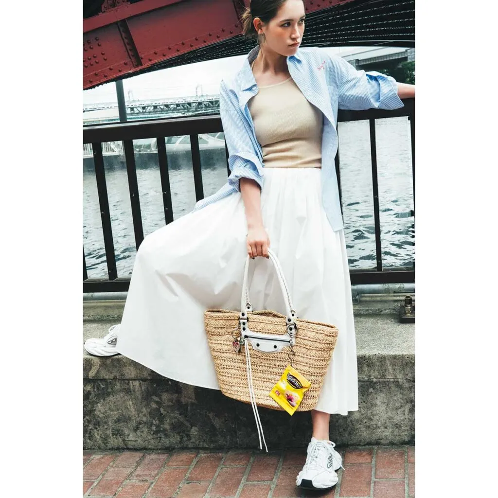 白のフレアスカート×青シャツのトラウデン直美さん