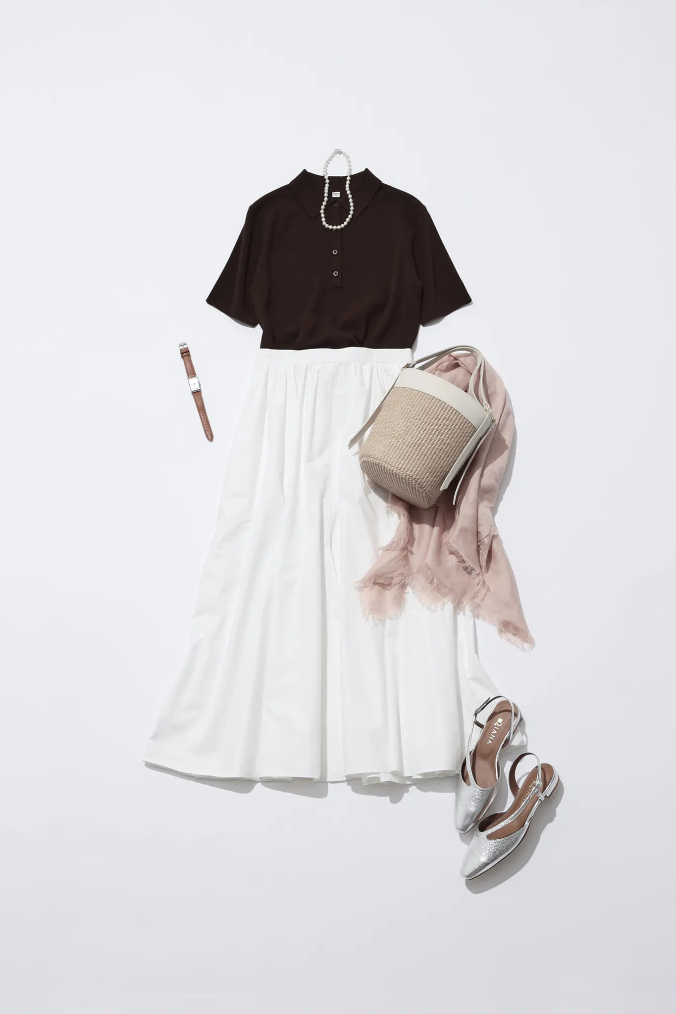 白のフレアスカート×黒のポロニット