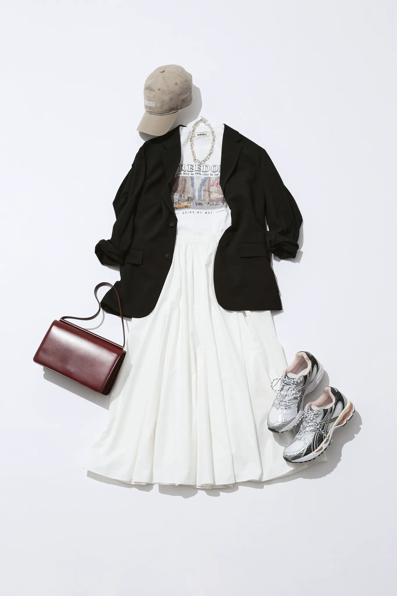 白のフレアスカート×プリントTシャツ×ジャケット