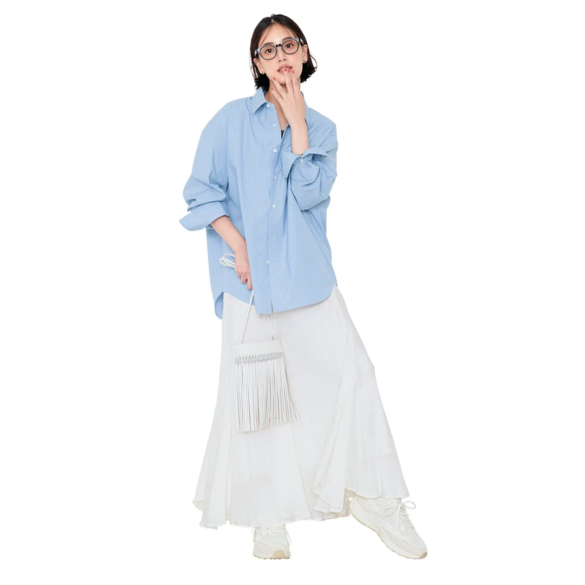 白のフレアスカート×青シャツの藤井夏恋さん