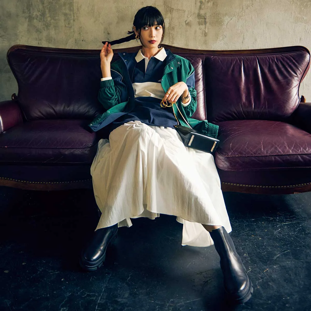 白のフレアスカート×ラガーシャツ×ブルゾンの林田岬優さん