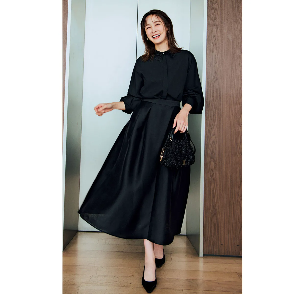 黒のフレアスカート×黒のトップスの藤井サチさん