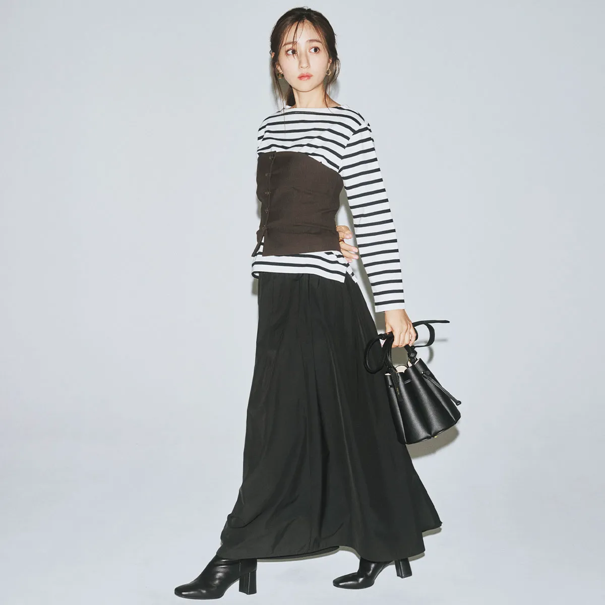 黒のフレアスカート×ボーダートップス×ブラウンビスチェの堀田 茜さん