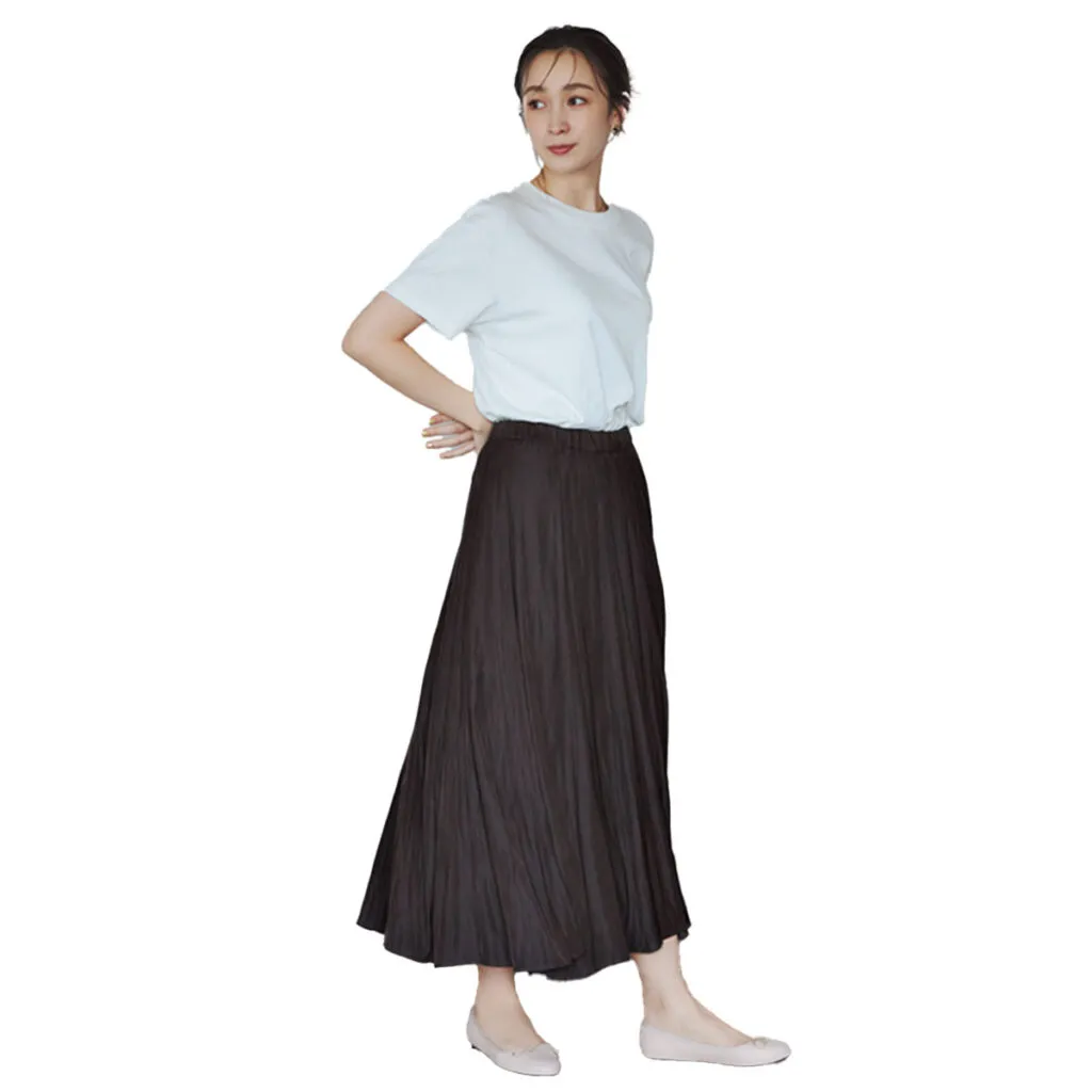 黒のフレアスカート×白Tシャツの藤井サチさん