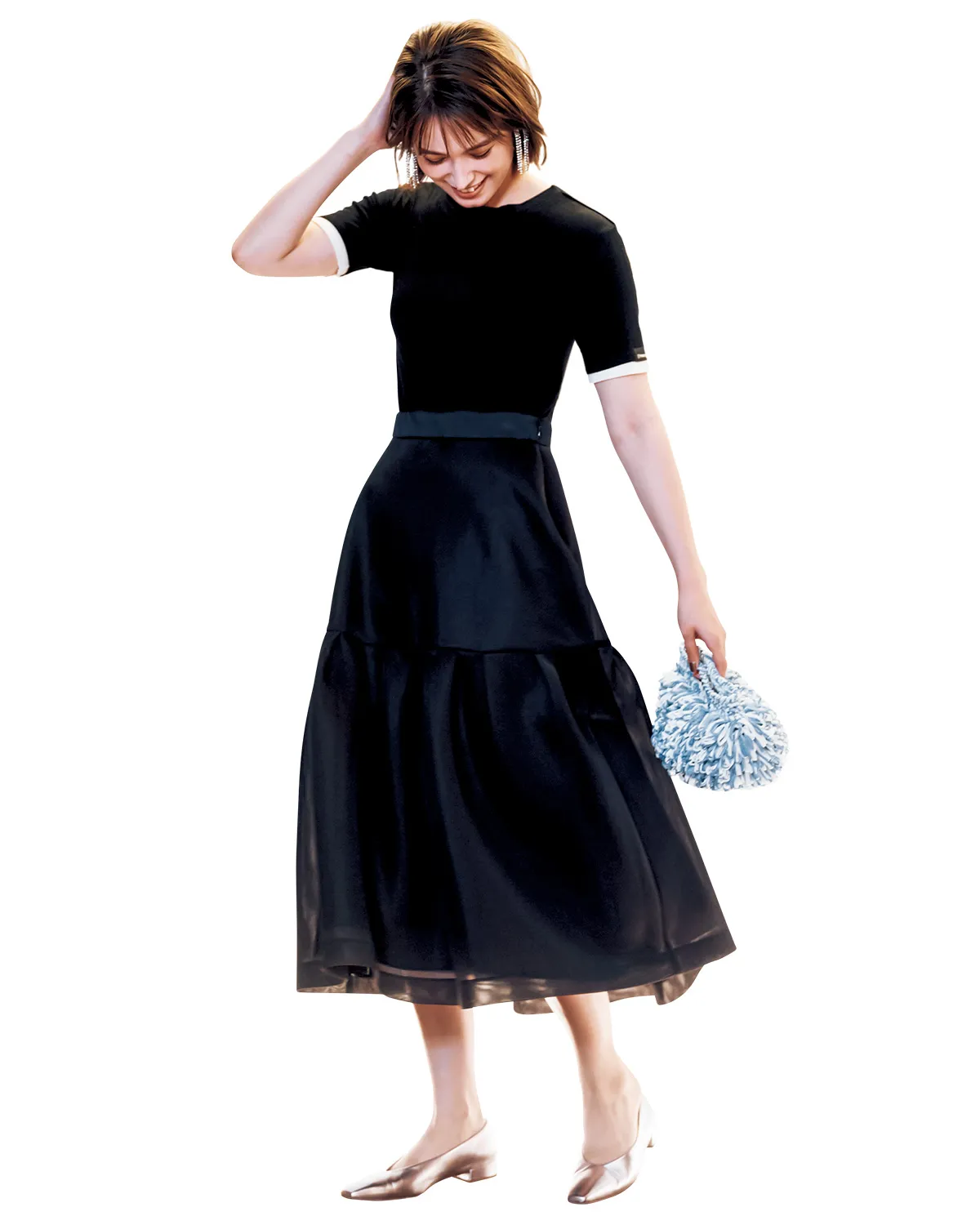 黒のフレアスカート×黒Tシャツのトラウデン直美さん