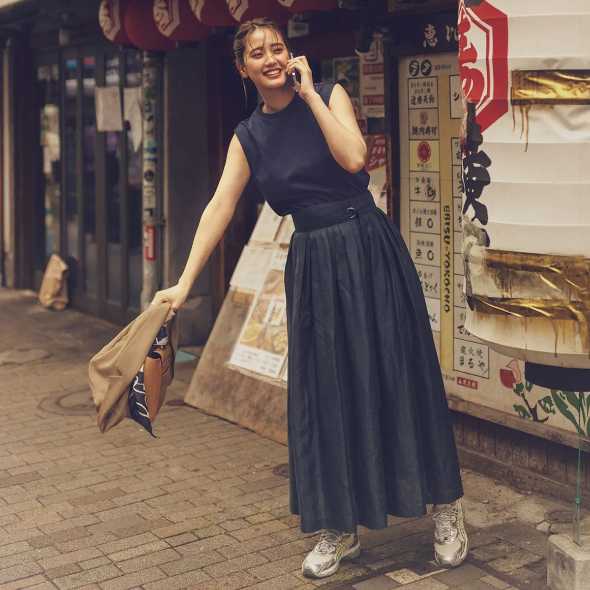 黒のフレアスカート×黒のノースリーブトップスの山崎紘菜さん
