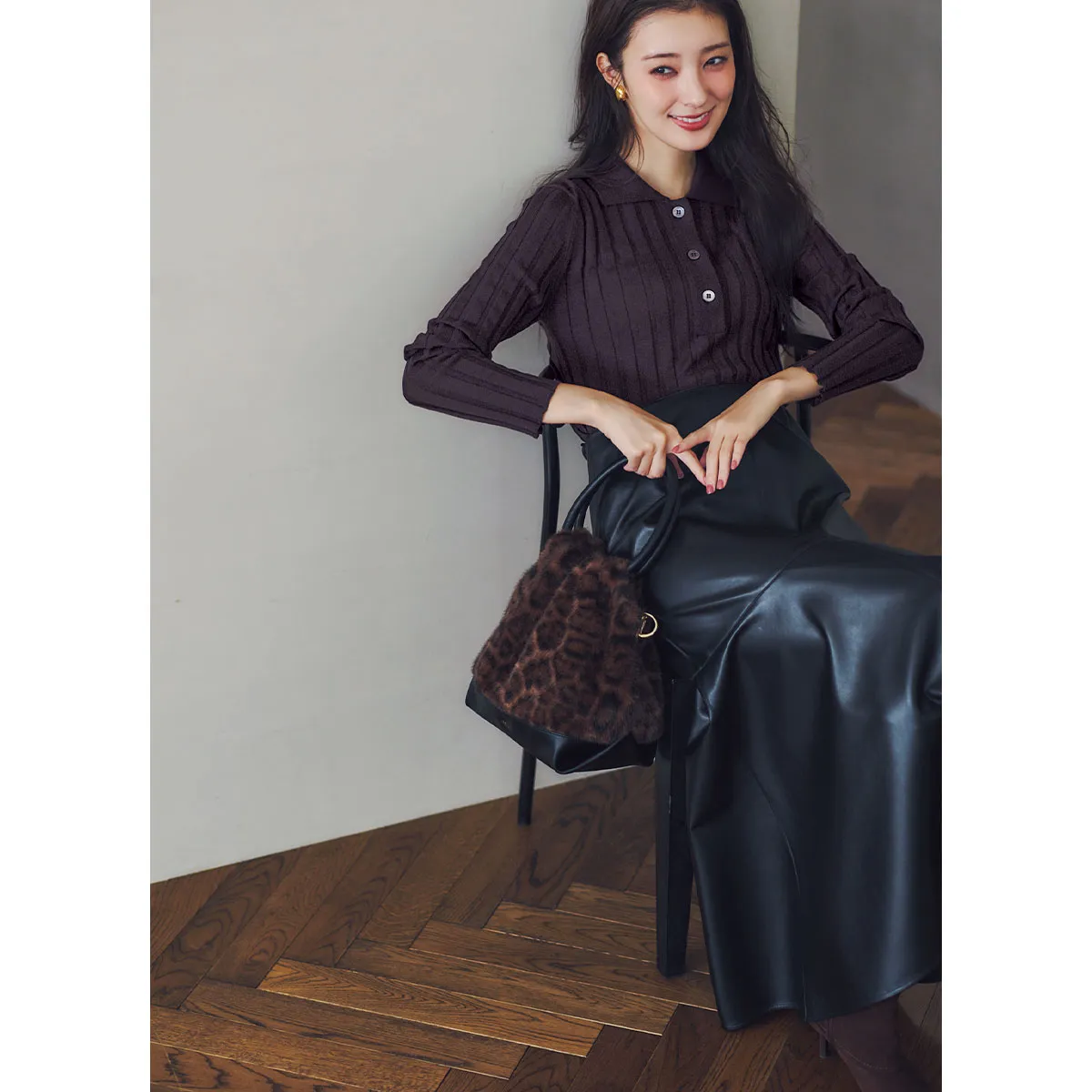 黒のフレアスカート×ブラウンのポロニットの宮本茉由さん