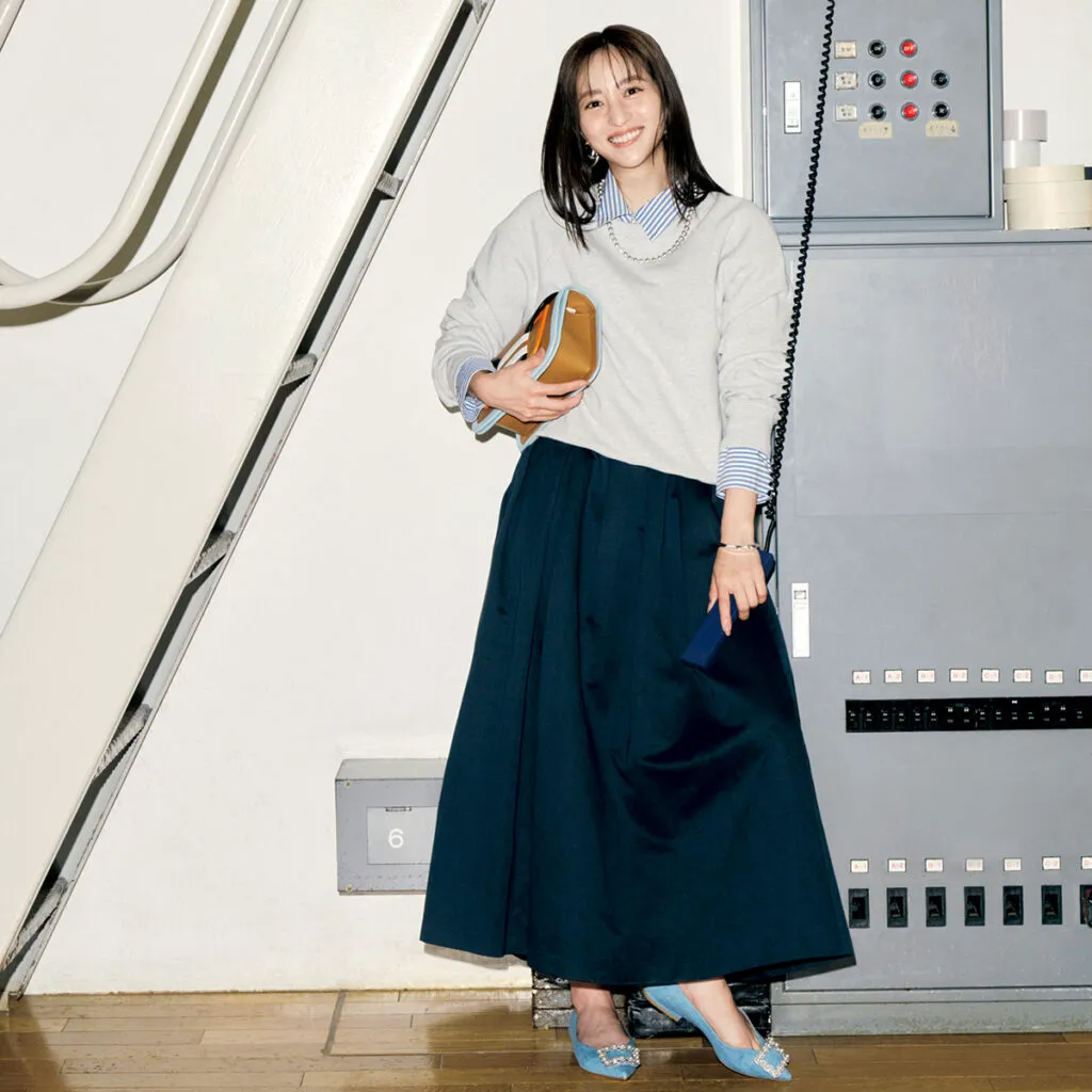 黒のフレアスカート×スウェット×シャツの堀田 茜さん