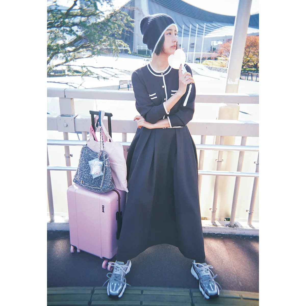 黒のフレアスカート×カーディガンにニット帽をかぶった山本美月さん