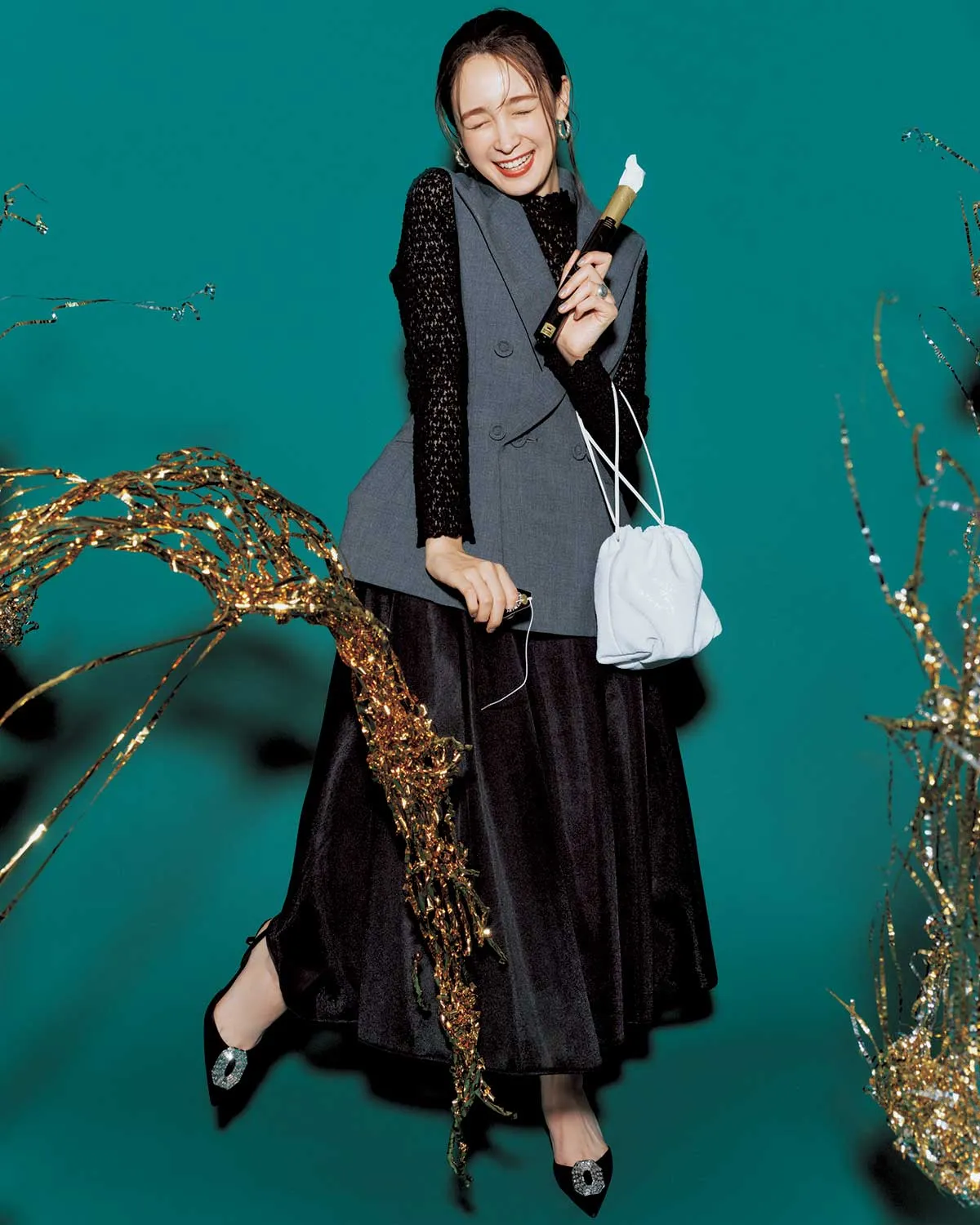 黒のフレアスカート×レーストップス×ジレの藤井サチさん