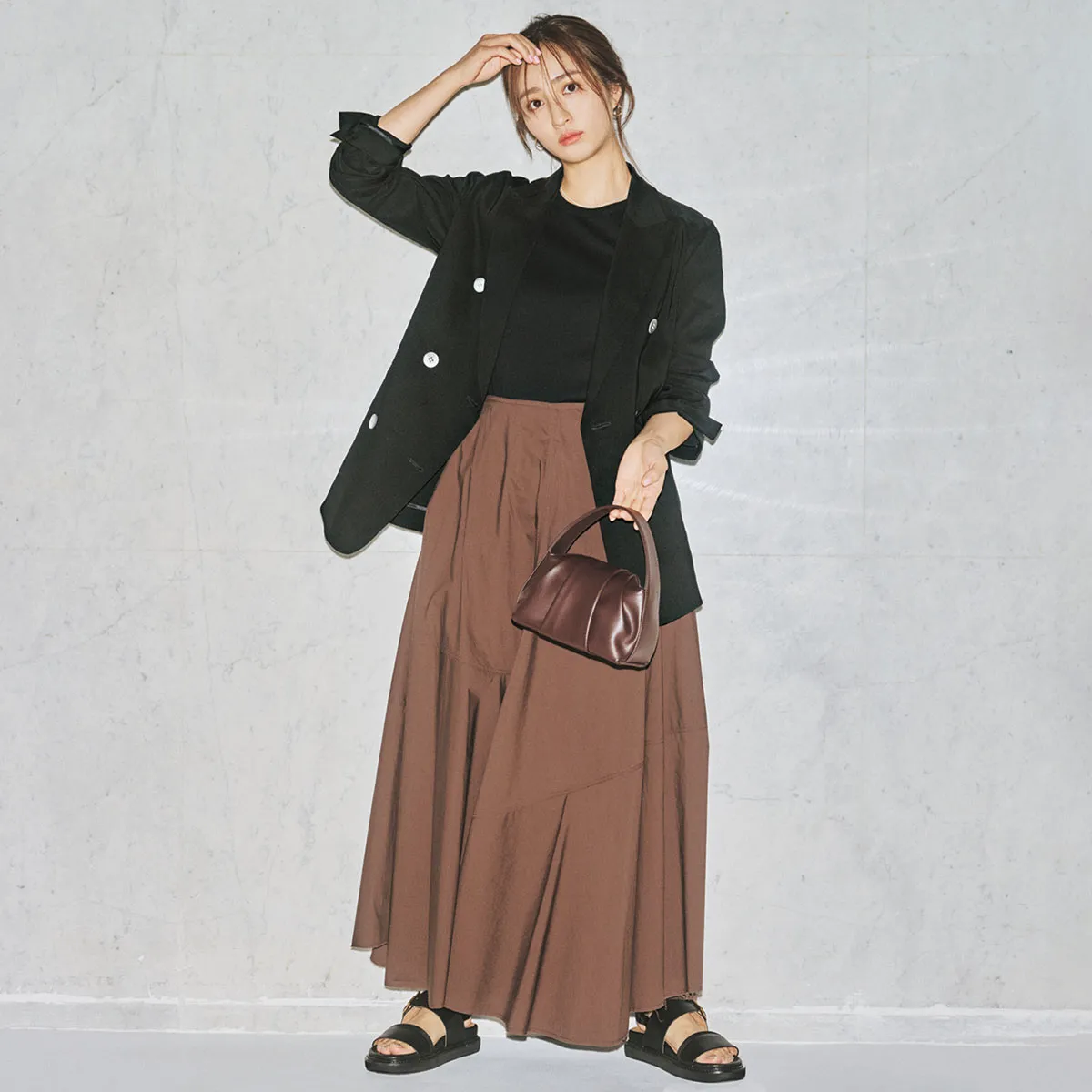 ブラウンのフレアスカート×黒トップス×黒ジャケットの堀田 茜さん