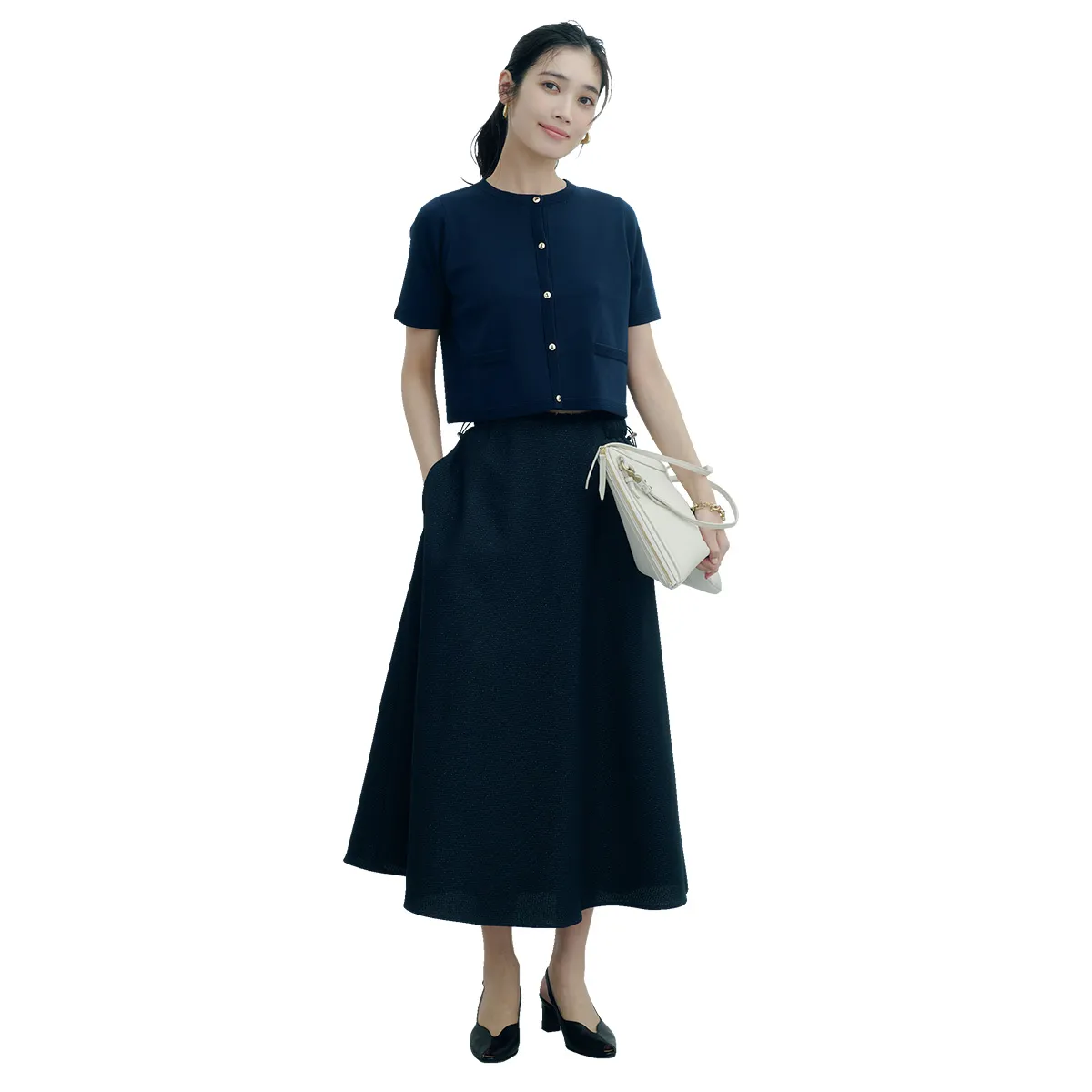 ネイビーのフレアスカート×半袖ニットカーディガンの林田岬優さん