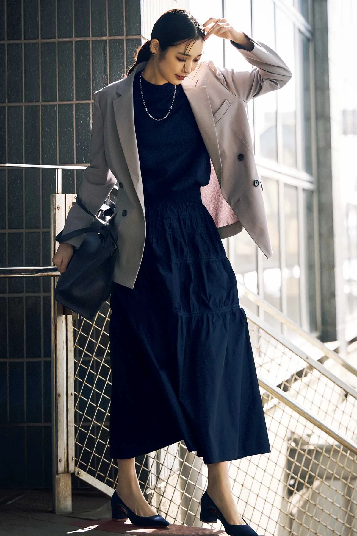 ネイビーのフレアスカート×ブラウンジャケットの林田岬優さん