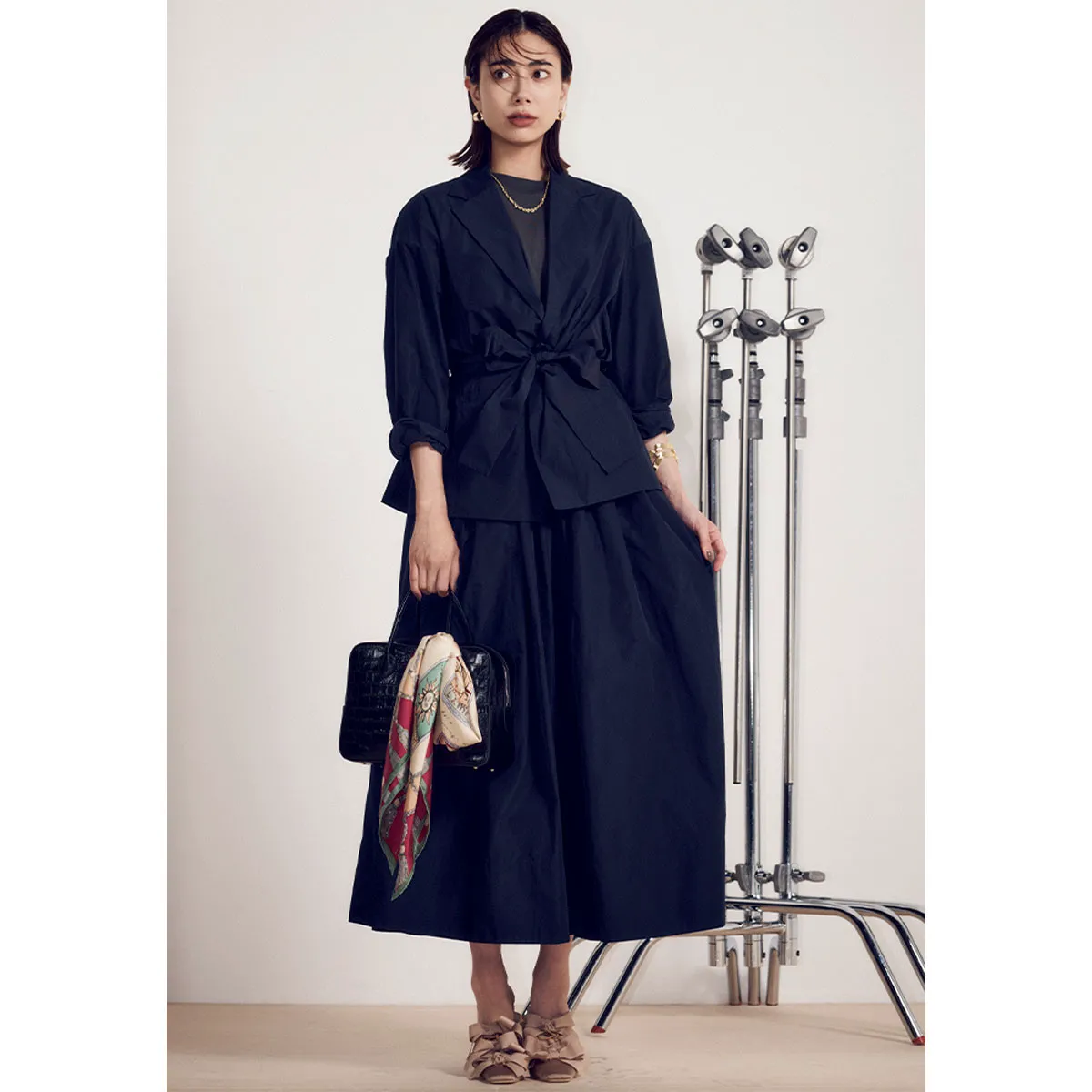 ネイビーのフレアスカート×ネイビーのジャケットの土屋巴瑞季さん