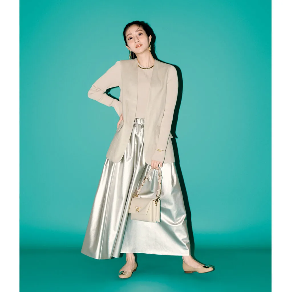 シルバーのフレアスカート×リブニット×ジレの堀田 茜さん