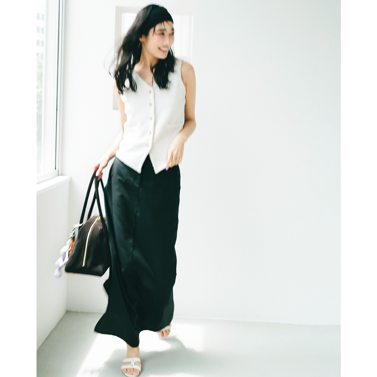 白ベストとIラインスカートのコーデ