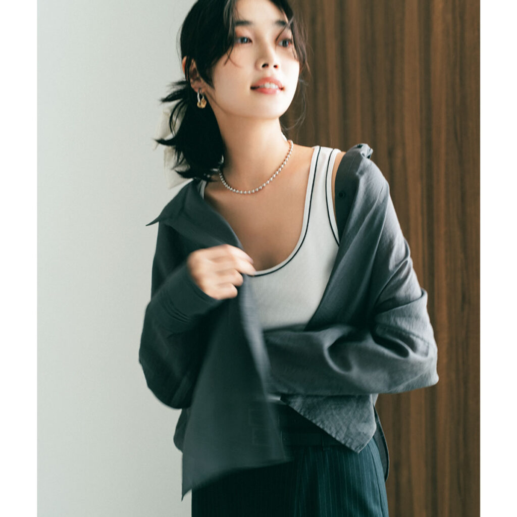 タンクトップとシアーシャツのコーデ