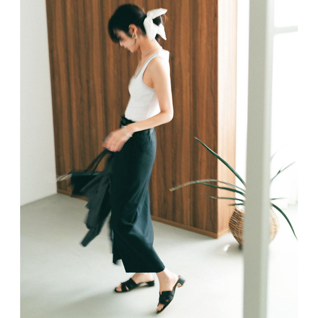 白タンクトップとIラインスカートのコーデ