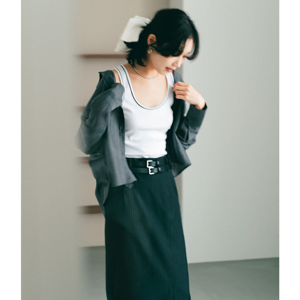 白タンクトップとIラインスカートのコーデ