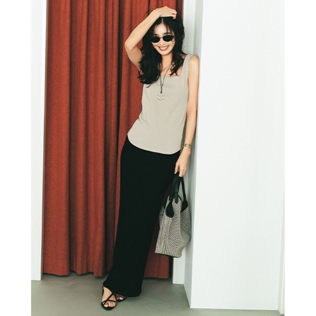 タンクトップとIラインスカートのコーデ