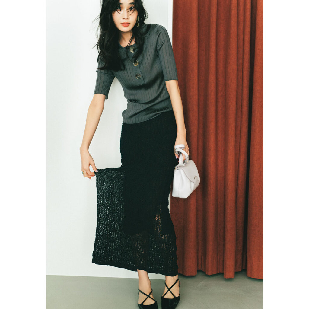 リブポロニットとクロシェ編み風Iラインスカートのコーデ