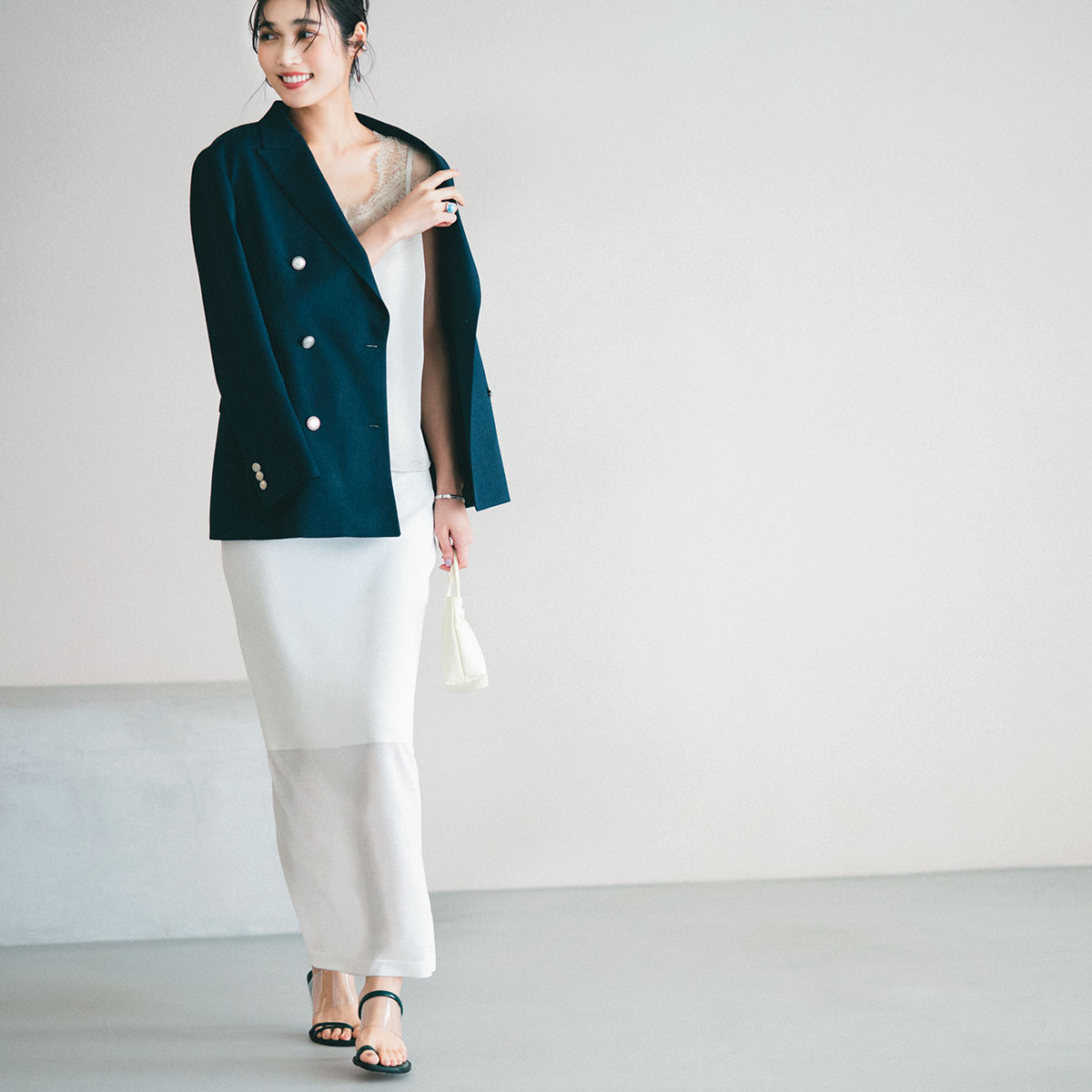 シアー素材のIラインスカートとネイビージャケットのコーデ