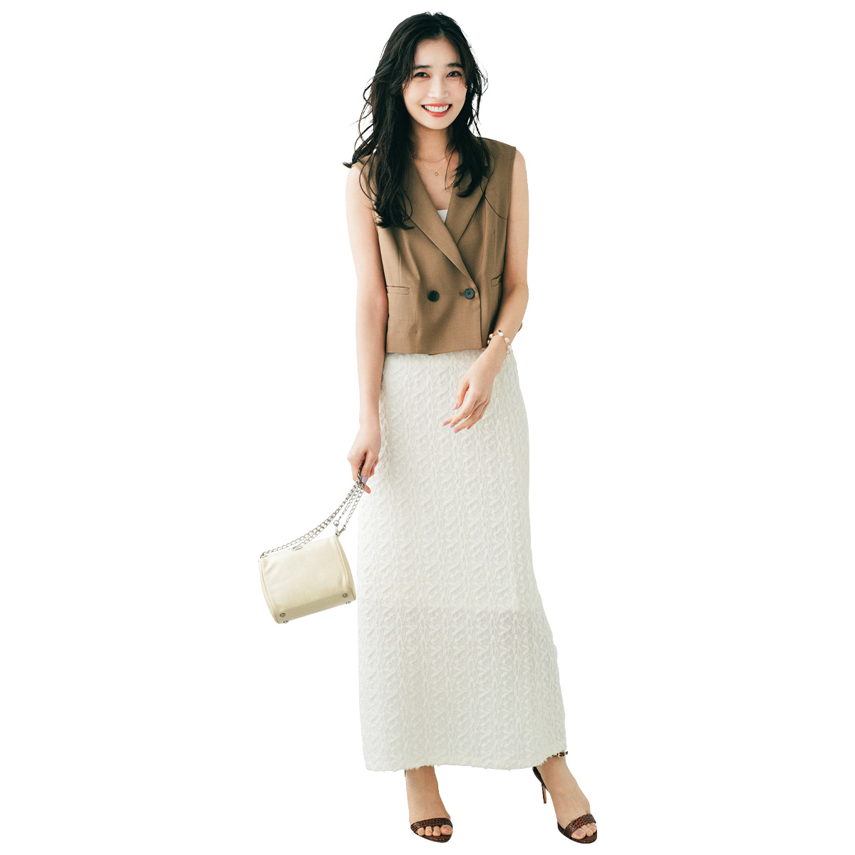 チュール素材のIラインスカートと短丈ジレのコーデ