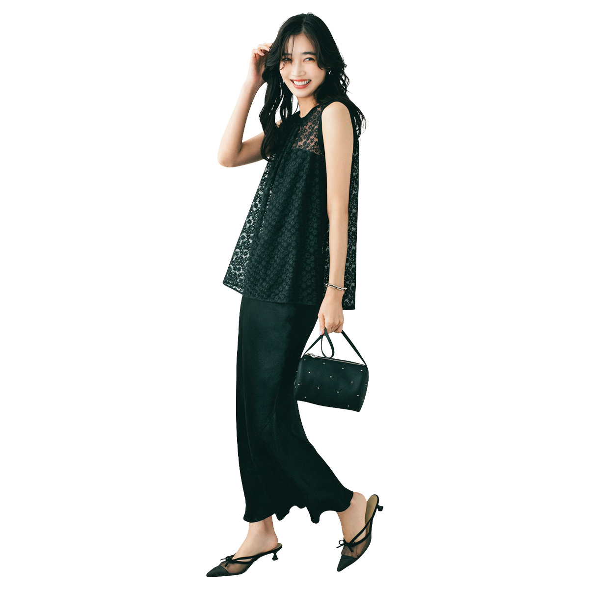 レースブラウスとサテンスカートのオールブラックコーデ