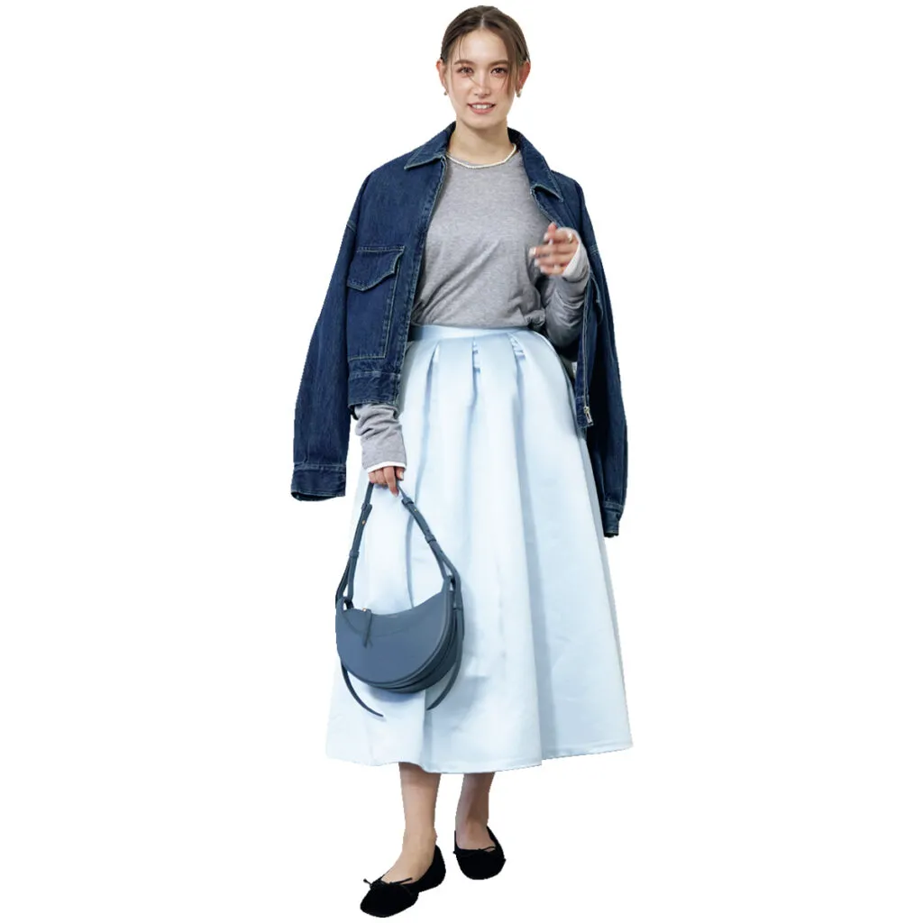 水色のフレアスカート×長袖Tシャツ×デニムジャケットのトラウデン直美さん