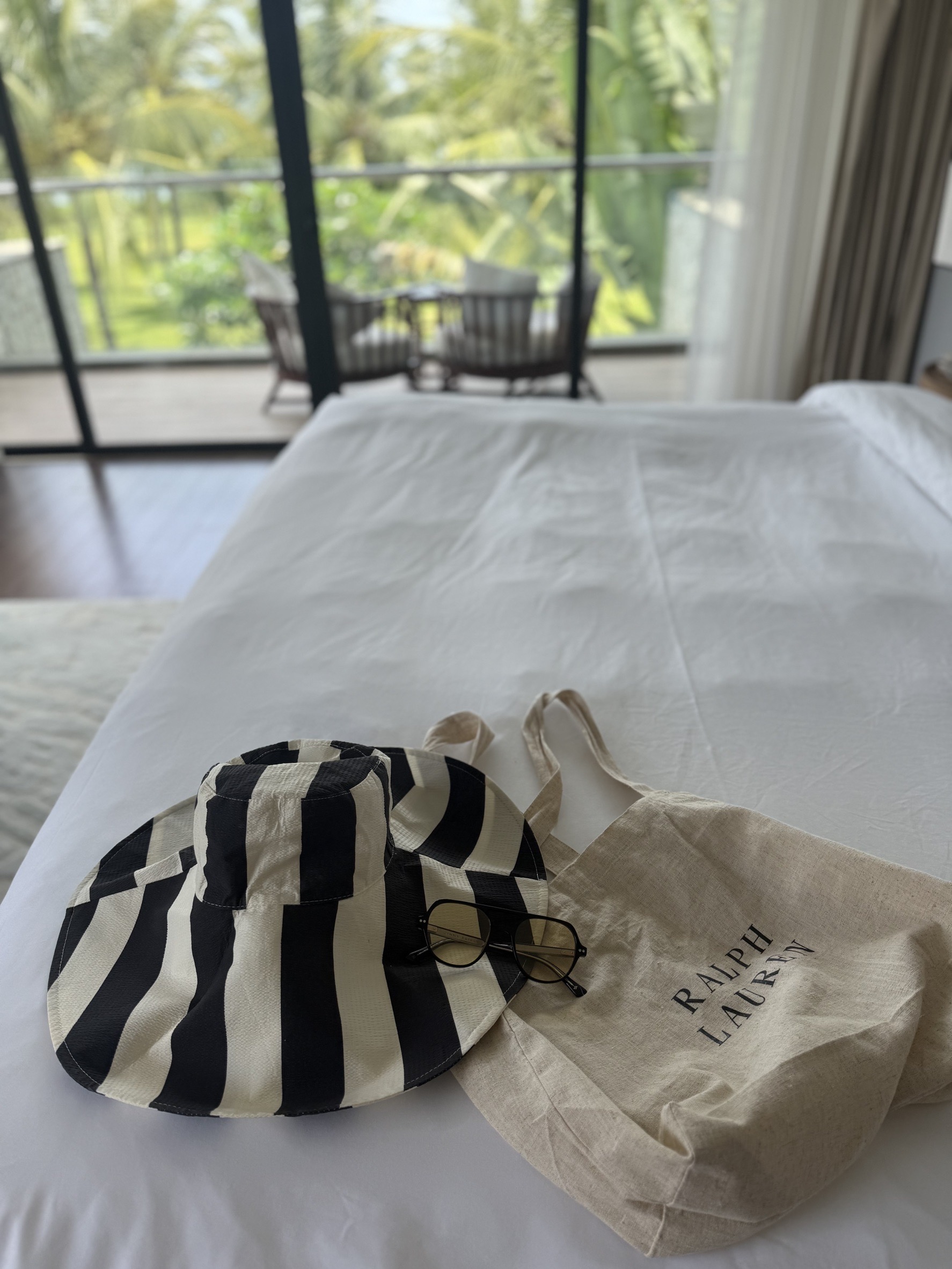 H&Mの帽子　ラルフローレンのバッグ