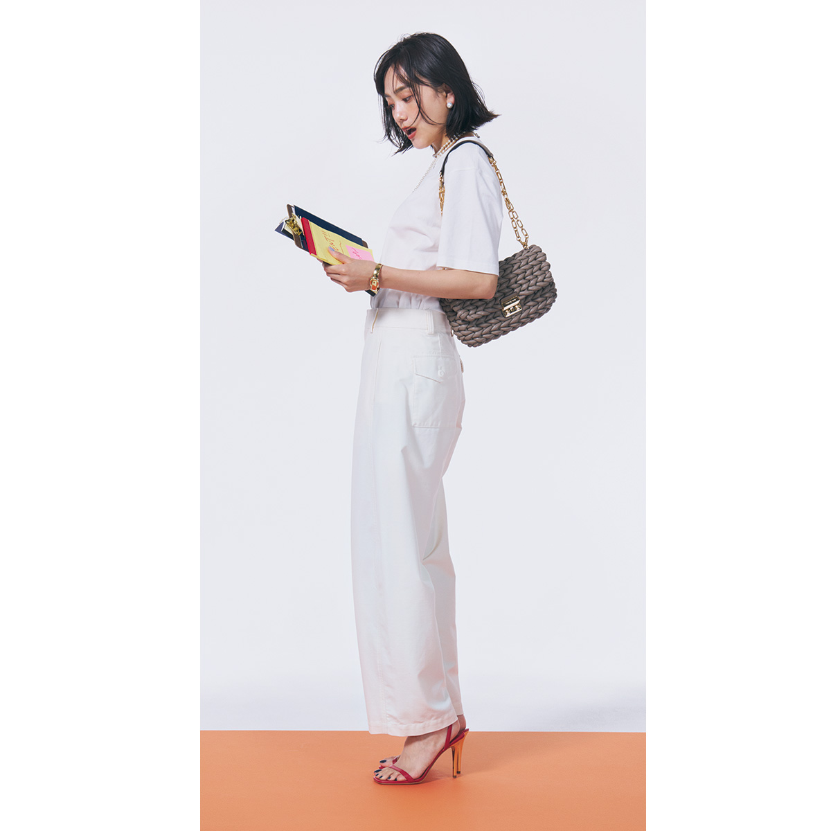 ユニクロの白Tとカーゴパンツのオールホワイトコーデ