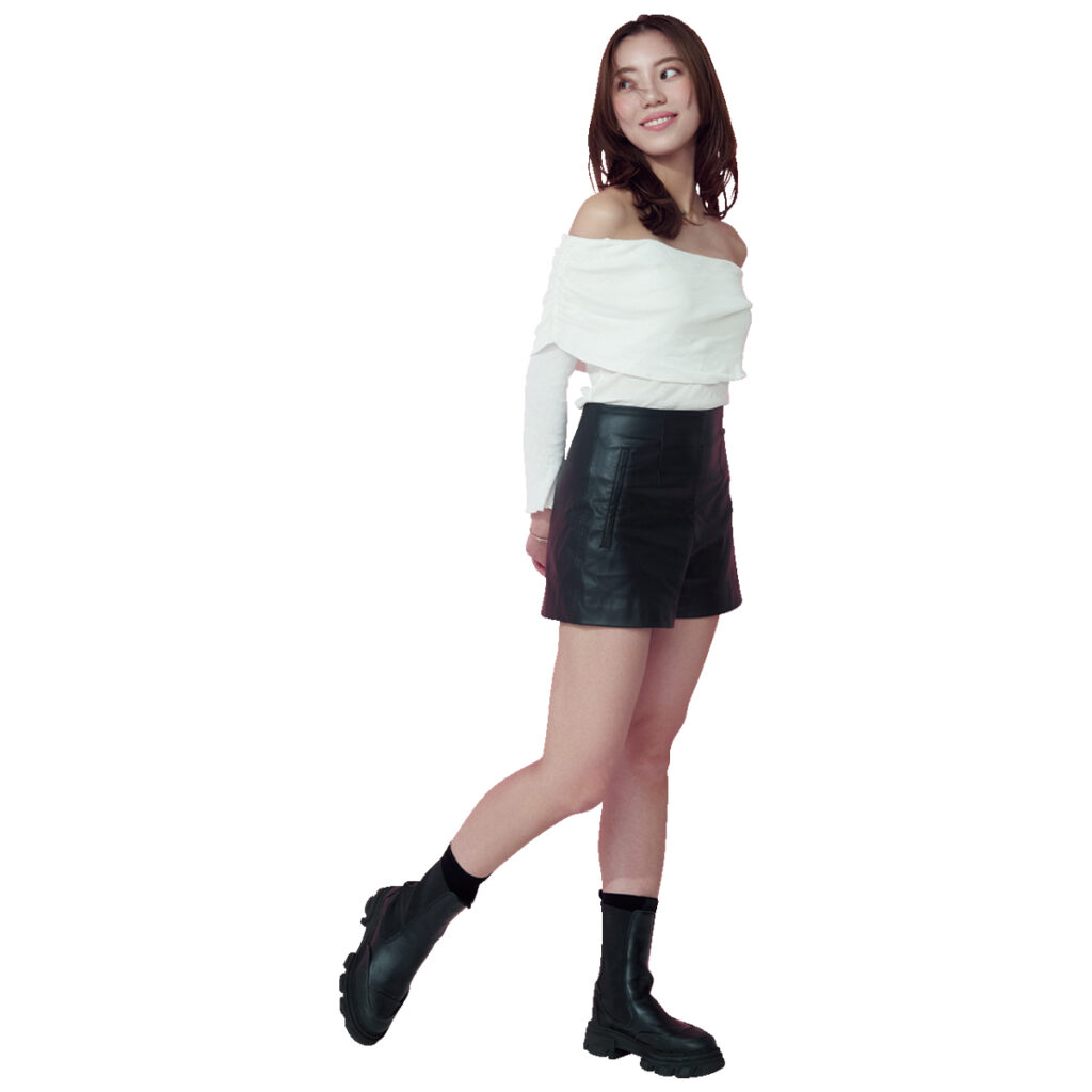 白のオフショルトップスとレザーミニのコーデ