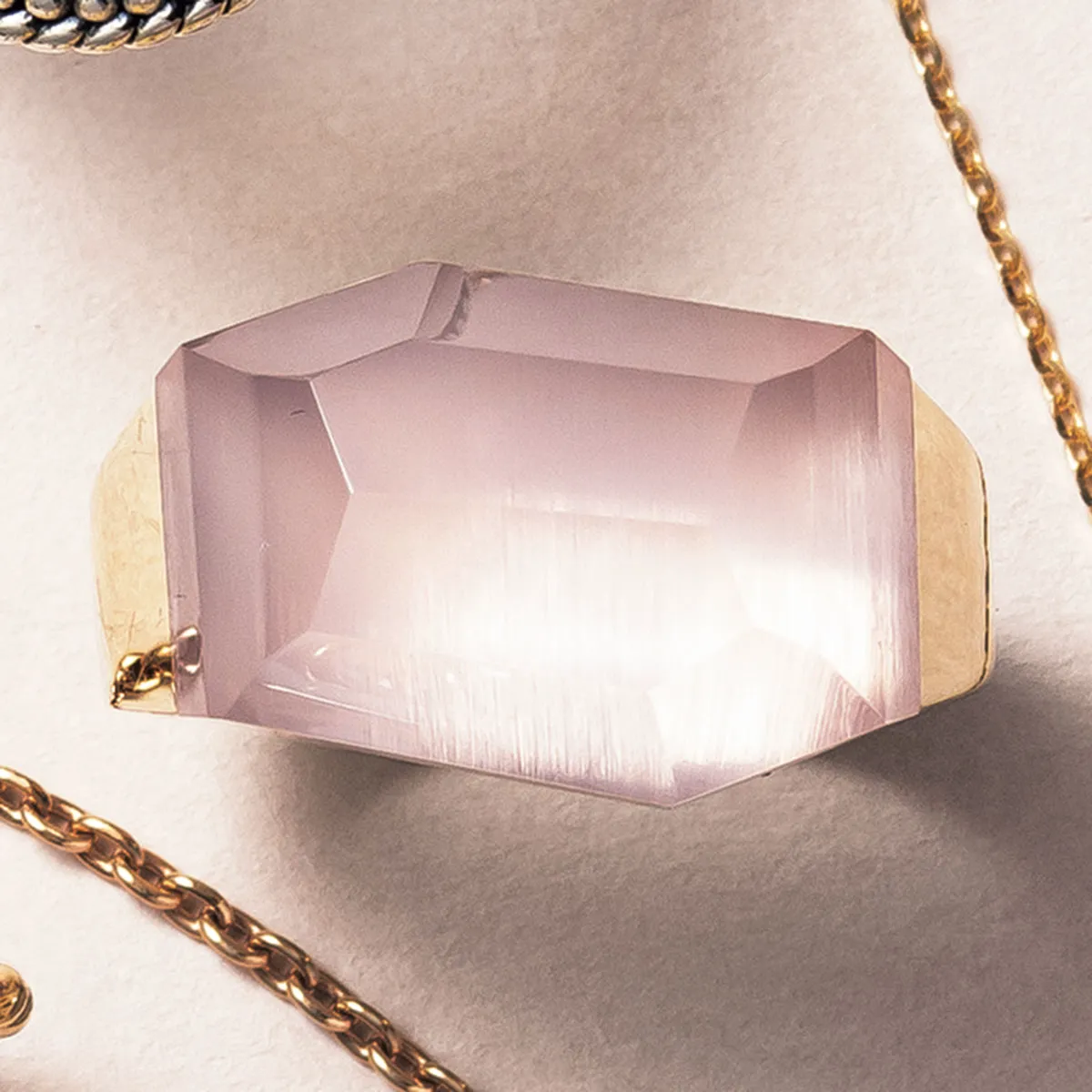 bororoの天然石リングの物撮り。