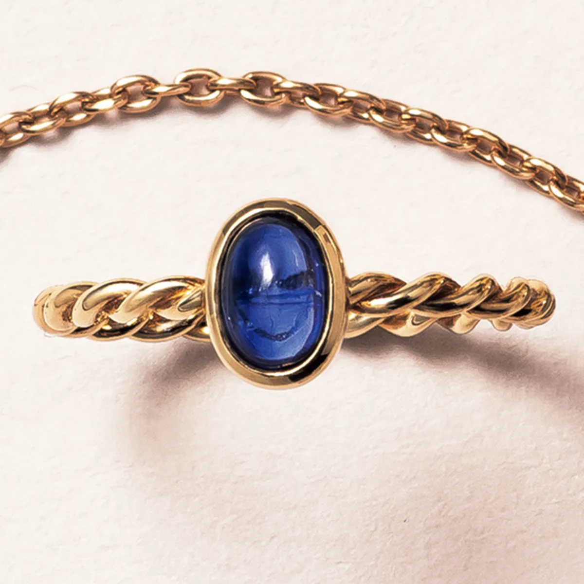 ココシュニックの天然石リングの物撮り。