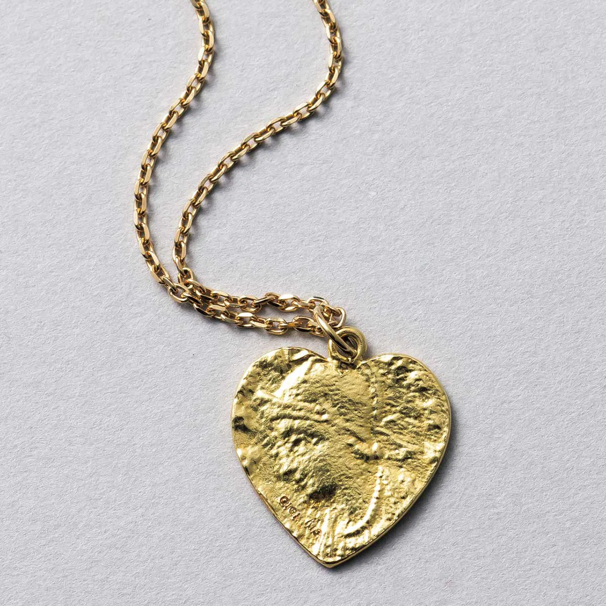 GIGIのハートネックレスの物撮り。