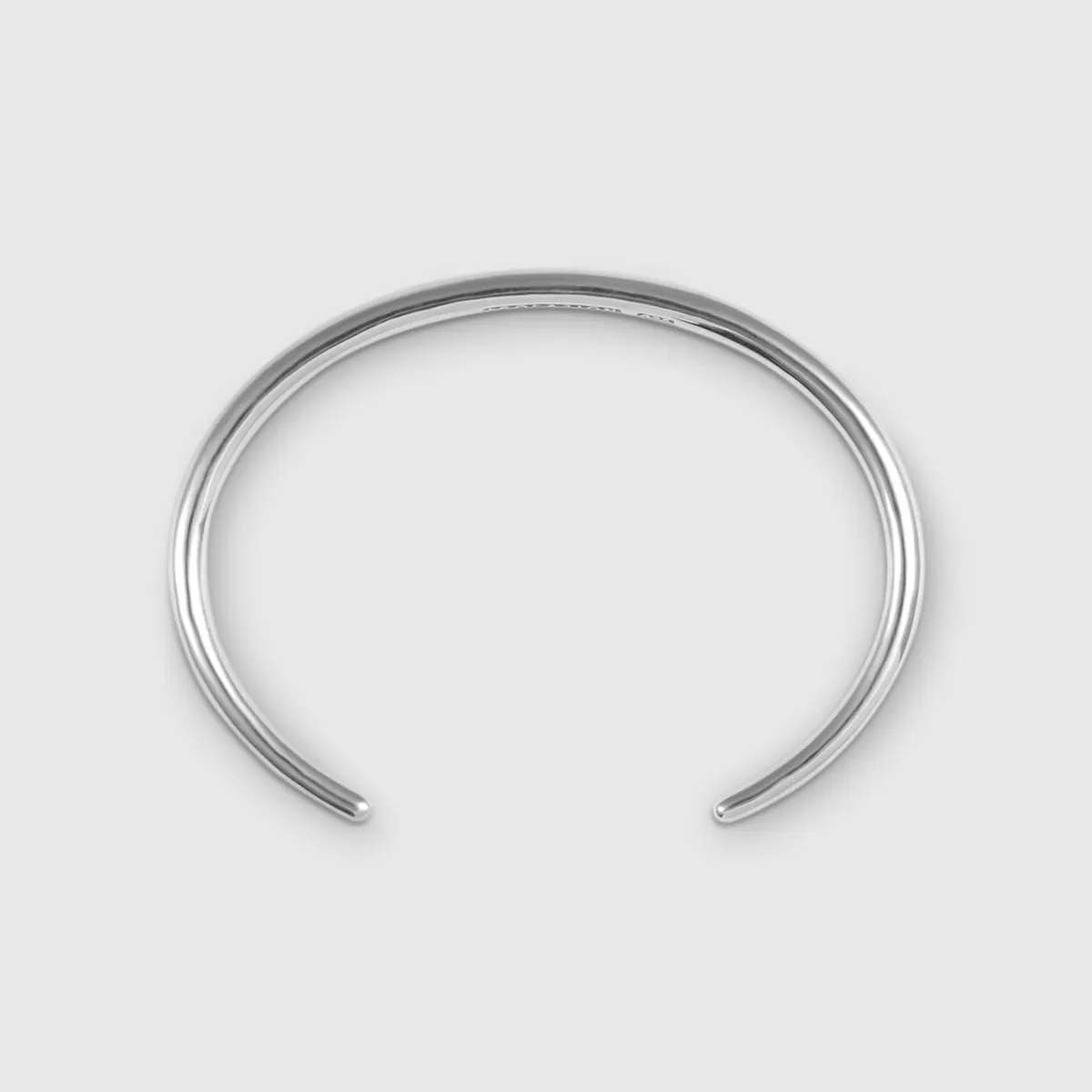 アイソレーションのバングルの物撮り。