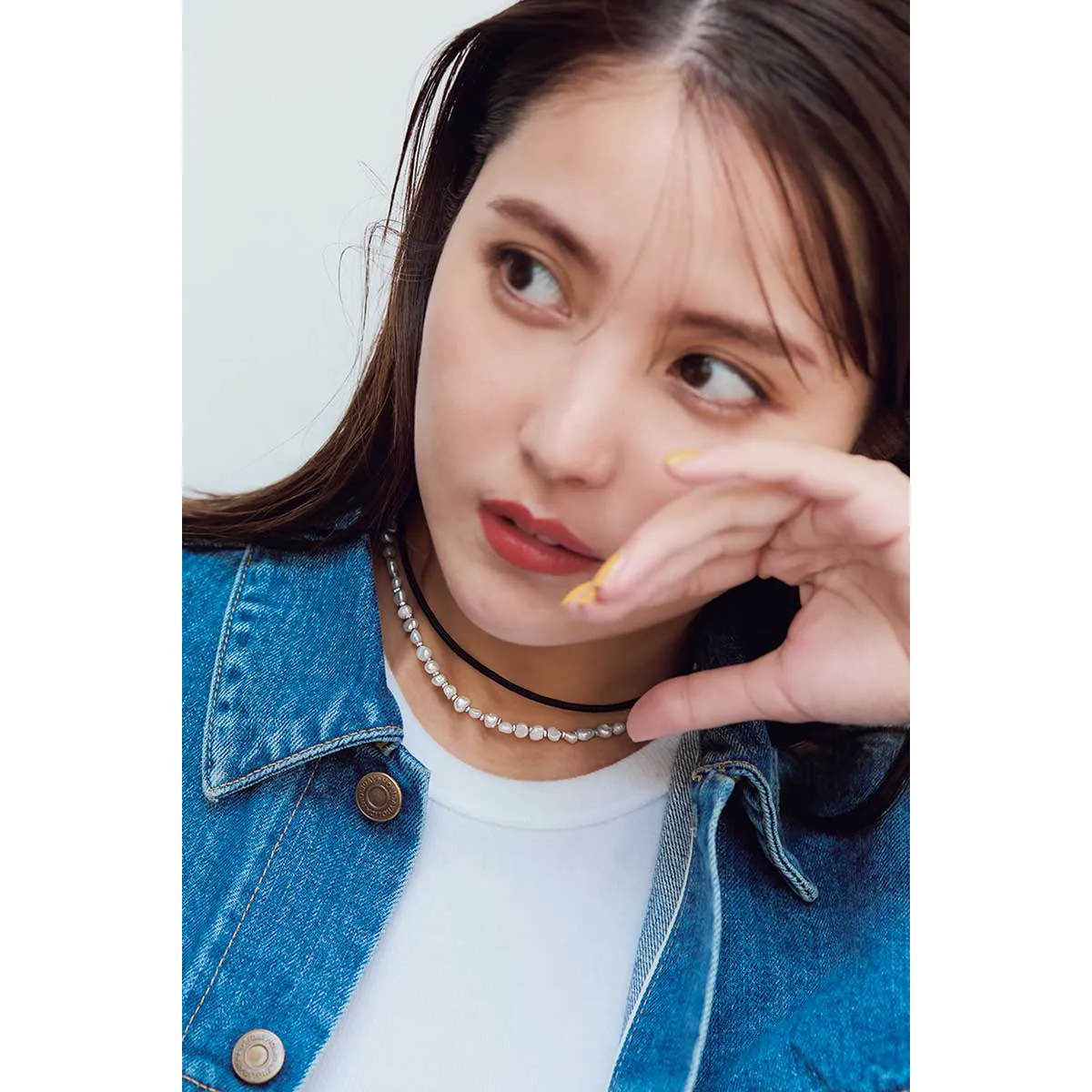 loniのパールネックレスをつけた石川 恋さん。