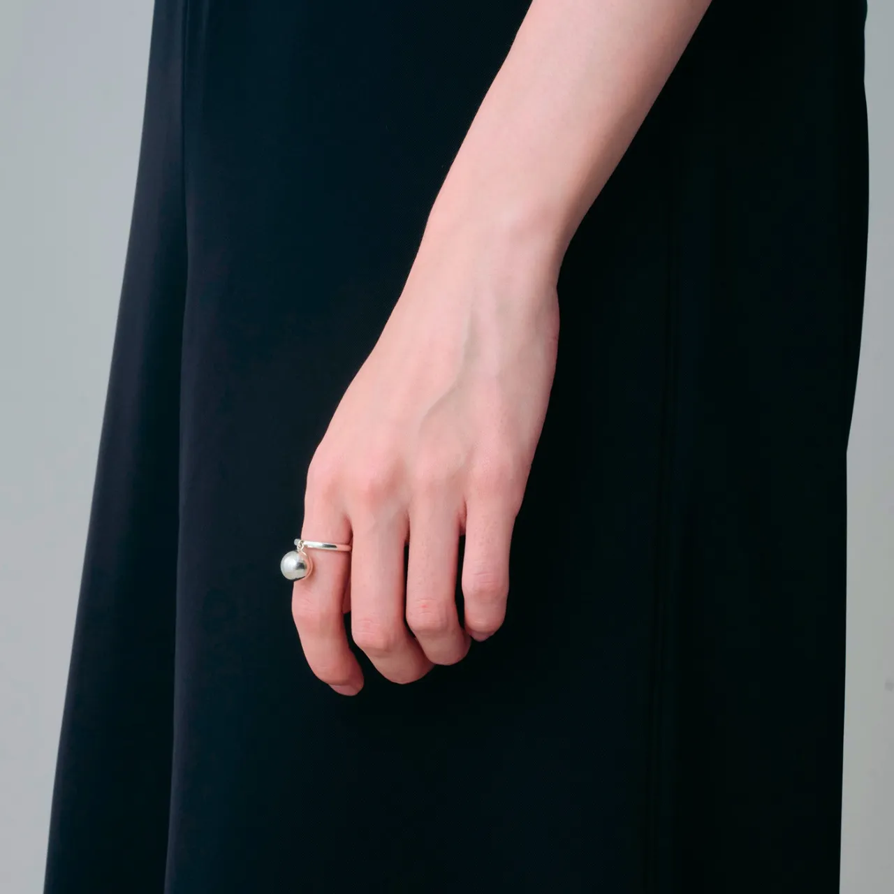 プラスのリングをつけたモデルの手元。