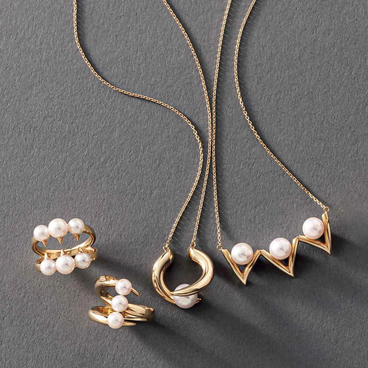 右から順にタサキの「デインジャー クロウ ネックレス」「デインジャー ホーン ノーベル ネックレス」「デインジャー ファング リング」「デインジャー シグネチャー リング」が並んでいる様子。