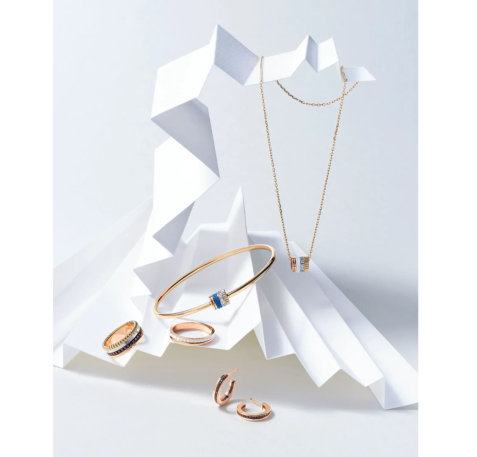 ブシュロンのジュエリー5点。右上から、ペンダントネックレス、バングル、リング2点、フープイヤリング