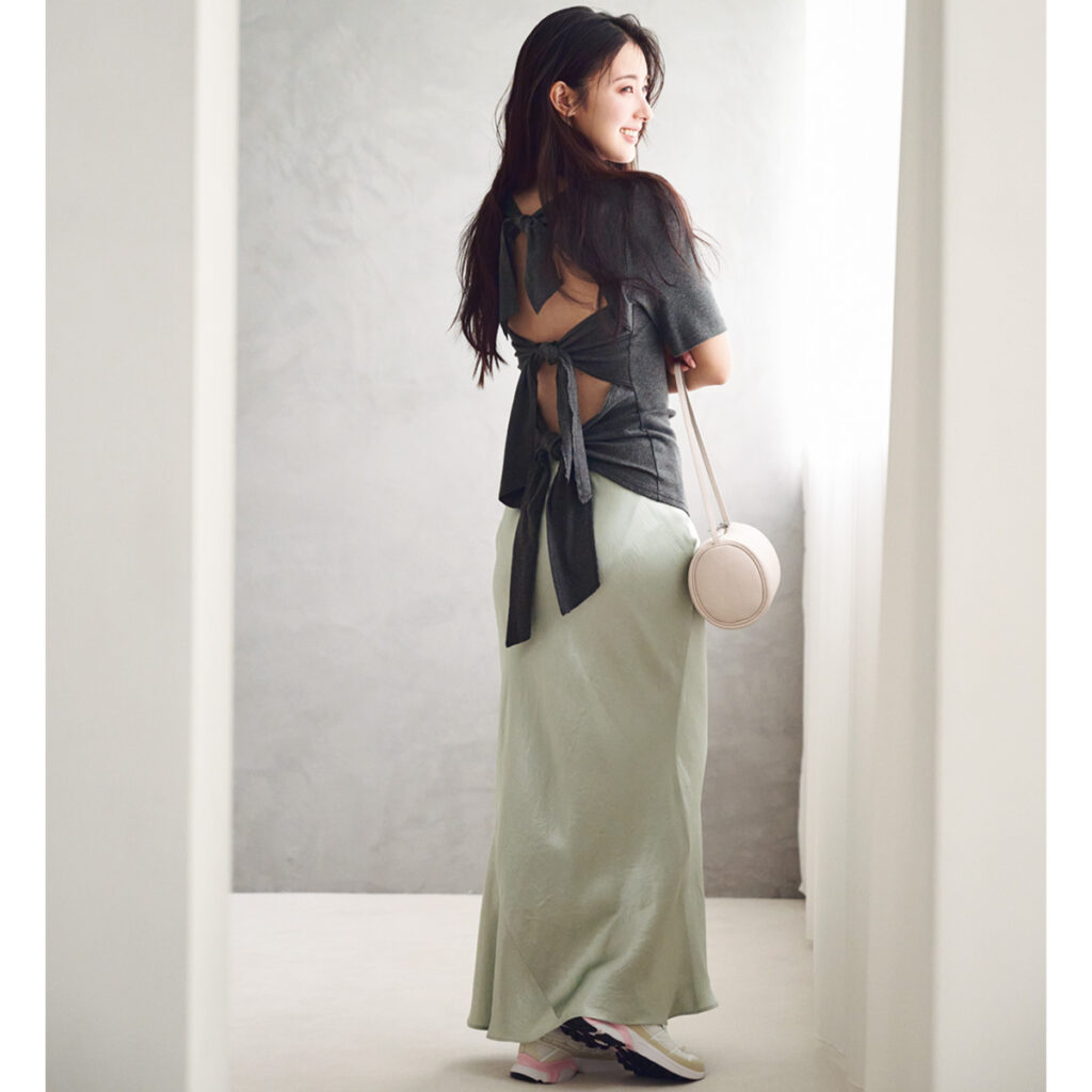 バックシャントップスに艶スカートのコーデ