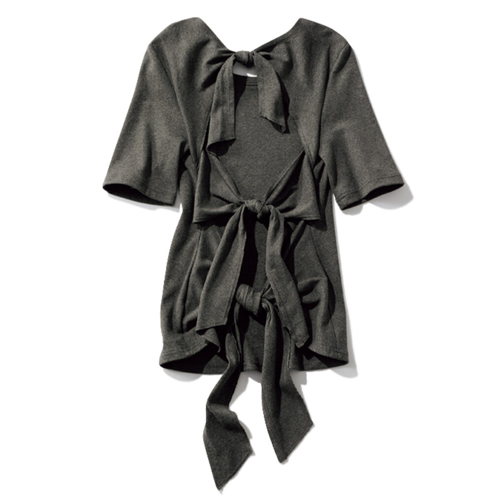 バックリボンのグレーTシャツ