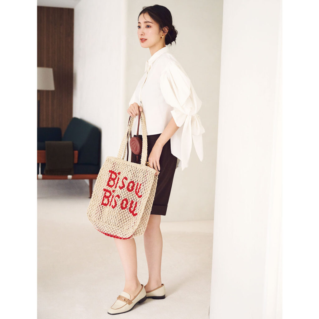 袖リボンのシャツにリネンのハーフパンツとローファーのコーデ