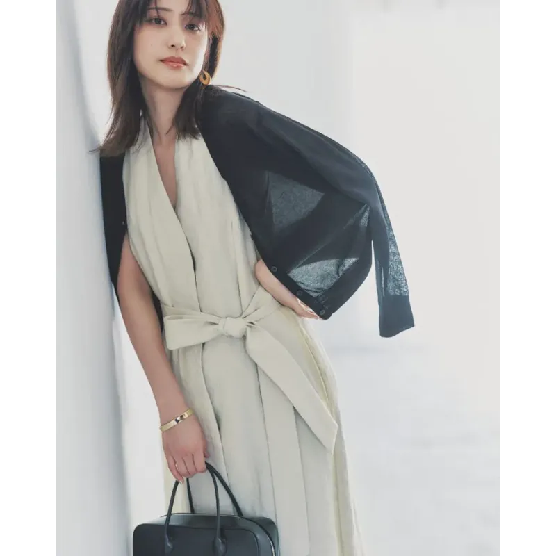 リネンワンピに黒のシアーカーデを羽織った抜け感きれいめスタイル